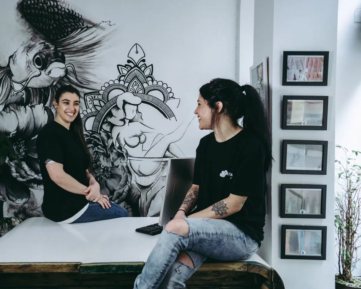 Tamara y Leticia en el estudio de Tatualia Chueca